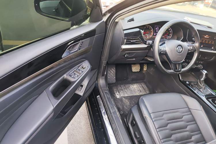 Used Volkswagen Passat 2019 330TSI Elite Edition China VI Interior 3