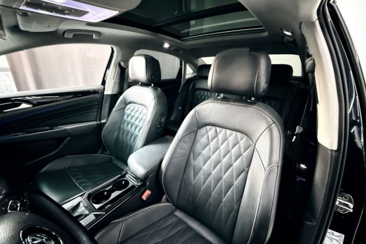 Used Volkswagen Passat 2019 330TSI Luxury Edition China VI Standard Interior 3