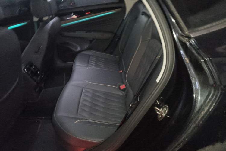 Used Volkswagen Passat 2019 330TSI Luxury Edition China VI Standard Interior 4