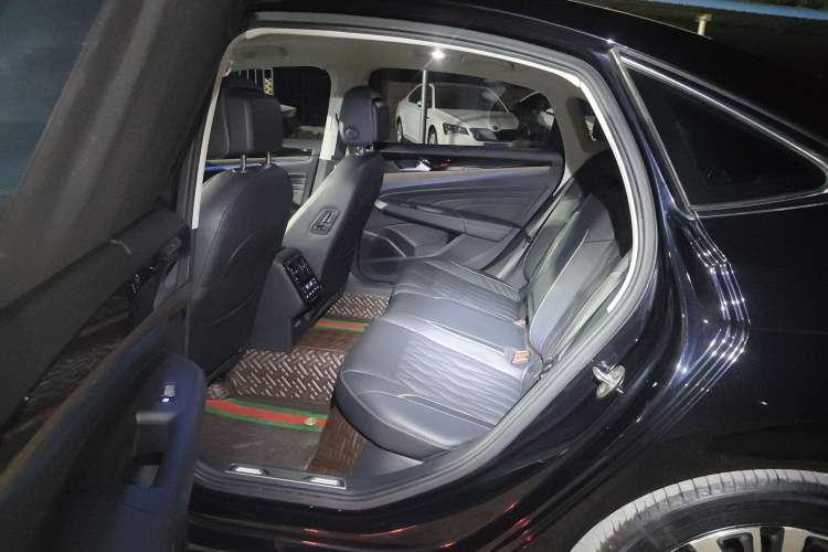 Used Volkswagen Passat 2019 380TSI Prestige Edition China VI Standard Interior 4
