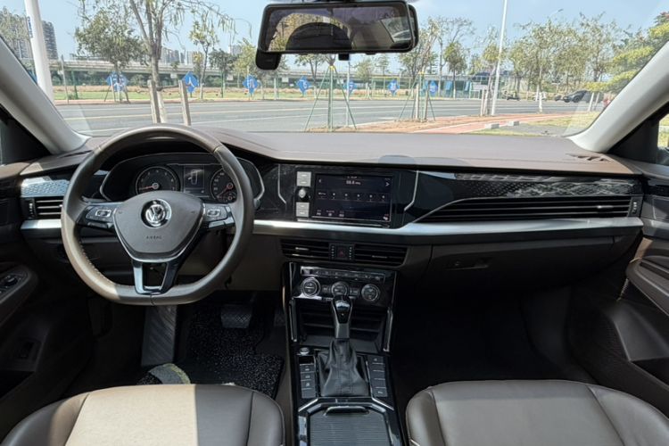 Used Volkswagen Passat 2019 330TSI Elite Edition China VI Interior 4