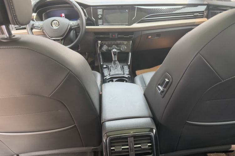 Used Volkswagen Passat 2019 330TSI Luxury Edition China VI Standard Interior 4
