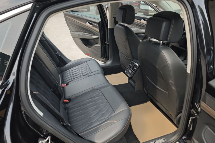 Used Volkswagen Passat 2019 330TSI Luxury Edition China VI Standard Interior 4