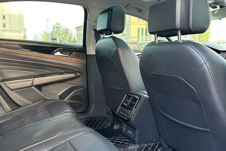 Used Volkswagen Passat 2019 330TSI Luxury Edition China VI Standard Interior 4