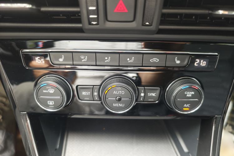 Used Volkswagen Passat 2019 330TSI Elite Edition China VI Interior 4