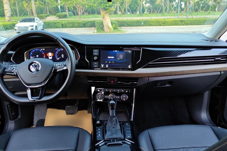 Used Volkswagen Passat 2019 330TSI Luxury Edition China VI Standard Interior 5