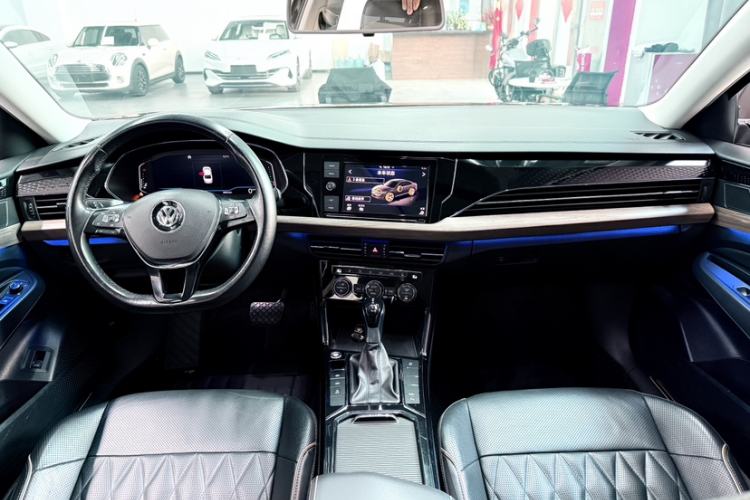 Used Volkswagen Passat 2019 330TSI Luxury Edition China VI Standard Interior 9