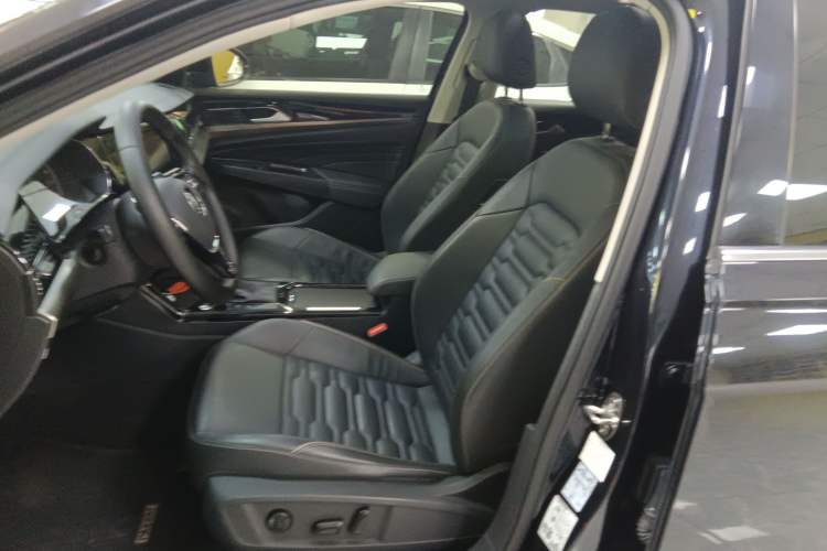 Used Volkswagen Passat 2019 330TSI Elite Edition China VI Left Front Seat