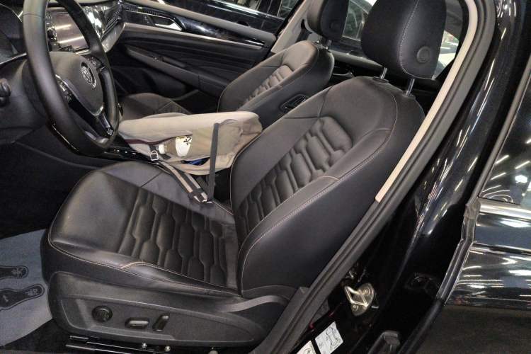Used Volkswagen Passat 2019 330TSI Elite Edition China VI Left Front Seat
