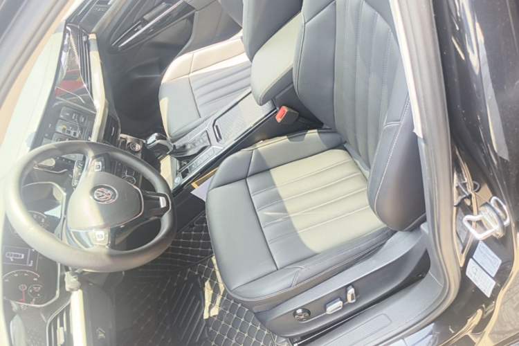 Used Volkswagen Passat 2019 280TSI Business Edition China VI Left Front Seat