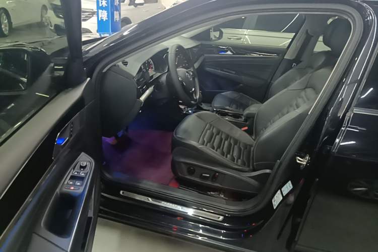 Used Volkswagen Passat 2019 330TSI Elite Edition China VI Left Front Seat