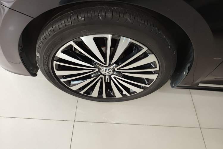 Used Volkswagen Passat 2019 330TSI Luxury Edition China VI Standard Left Front Wheel Hub