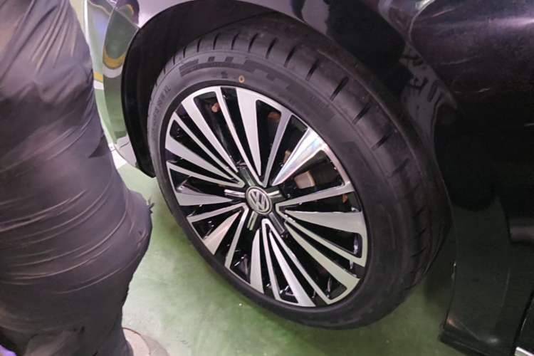 Used Volkswagen Passat 2019 330TSI Luxury Edition China V Standard Left Front Wheel Hub