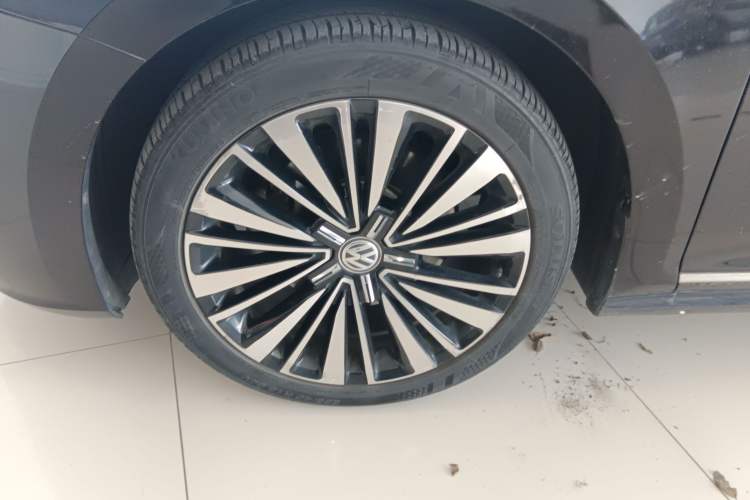 Used Volkswagen Passat 2019 330TSI Luxury Edition China VI Standard Left Front Wheel Hub