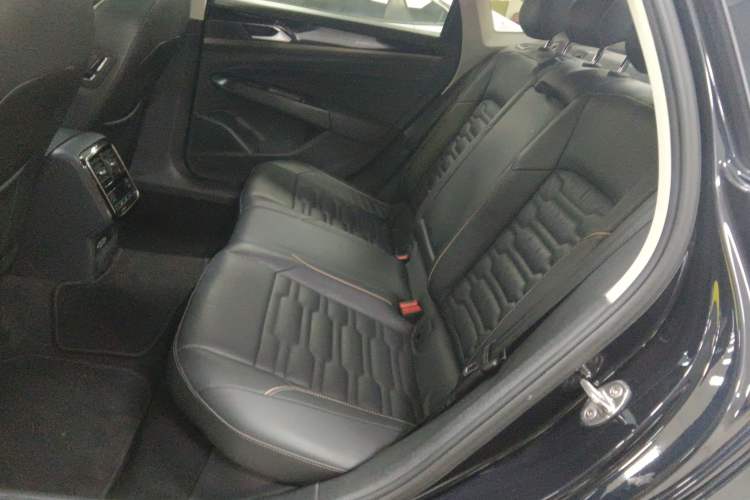 Used Volkswagen Passat 2019 330TSI Elite Edition China VI Left Rear Seat