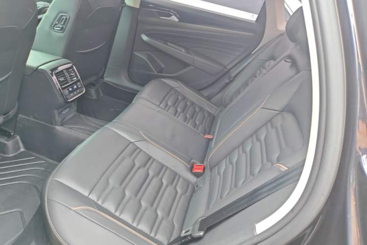 Used Volkswagen Passat 2019 330TSI Elite Edition China VI Left Rear Seat