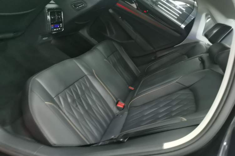 Used Volkswagen Passat 2019 330TSI Luxury Edition China VI Standard Left Rear Seat