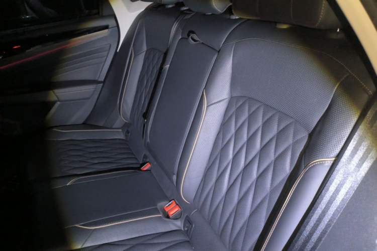 Used Volkswagen Passat 2019 330TSI Luxury Edition China VI Standard Left Rear Seat