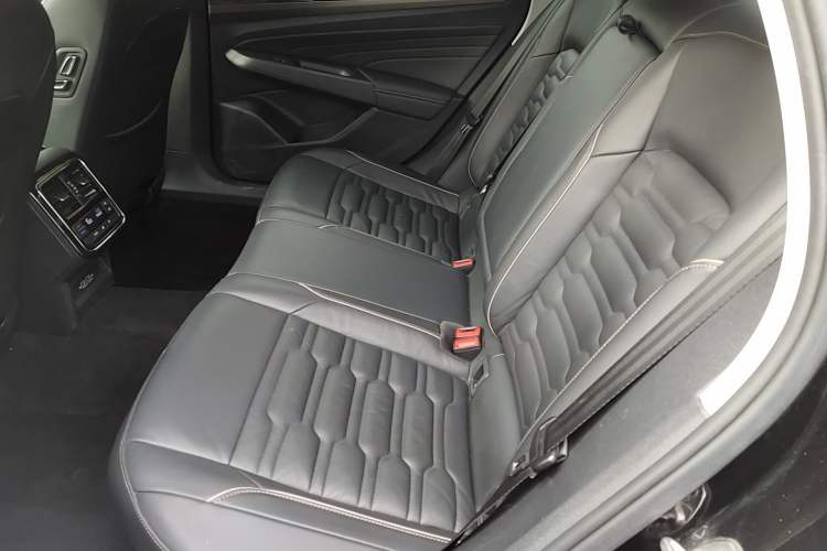 Used Volkswagen Passat 2019 330TSI Elite Edition China VI Left Rear Seat