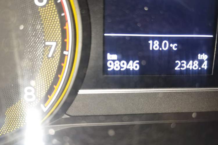 Used Volkswagen Passat 2019 330TSI Elite Edition China VI Odometer Close Up