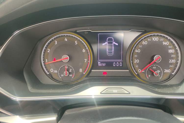 Used Volkswagen Passat 2019 330TSI Elite Edition China VI Odometer Close Up