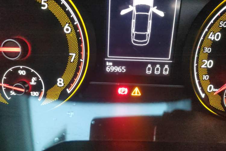 Used Volkswagen Passat 2019 330TSI Elite Edition China VI Odometer Close Up