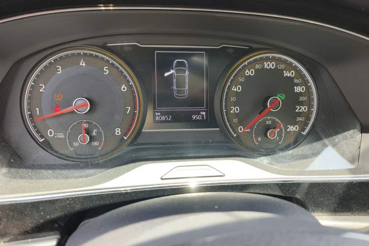 Used Volkswagen Passat 2019 330TSI Elite Edition China VI Odometer Close Up