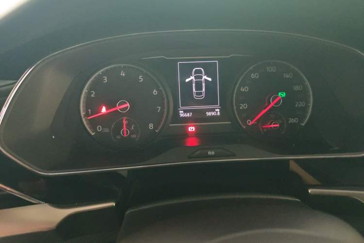 Used Volkswagen Passat 2019 330TSI Elite Edition China VI Odometer Close Up