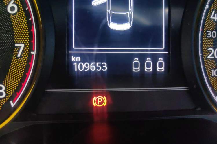 Used Volkswagen Passat 2019 330TSI Elite Edition China VI Odometer Close Up