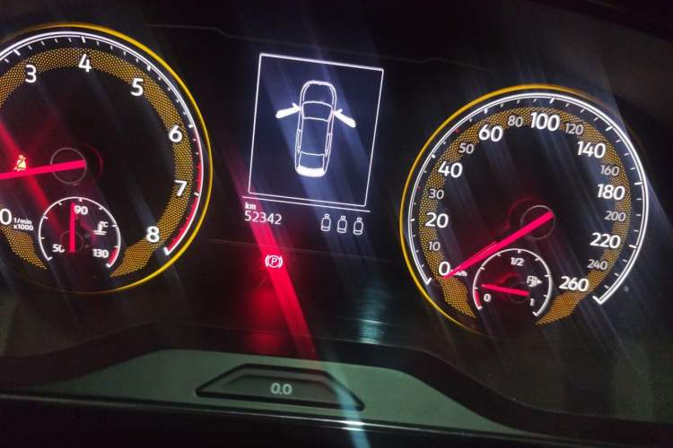 Used Volkswagen Passat 2019 330TSI Elite Edition China VI Odometer Close Up