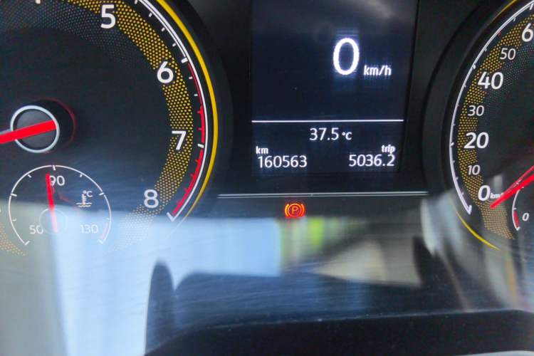 Used Volkswagen Passat 2019 330TSI Elite Edition China VI Odometer Close Up