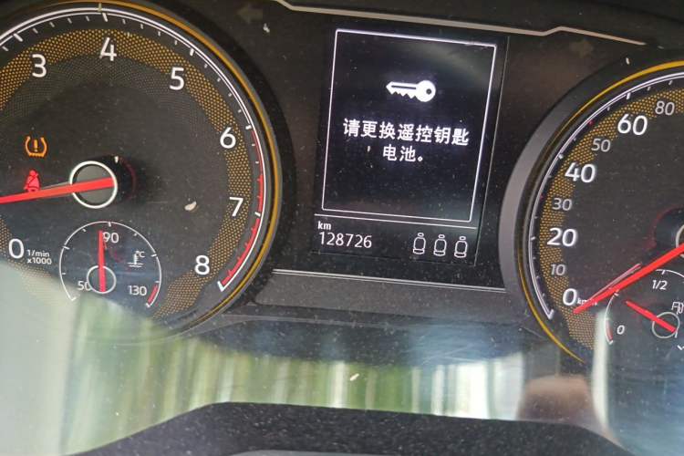 Used Volkswagen Passat 2019 330TSI Elite Edition China VI Odometer Close Up