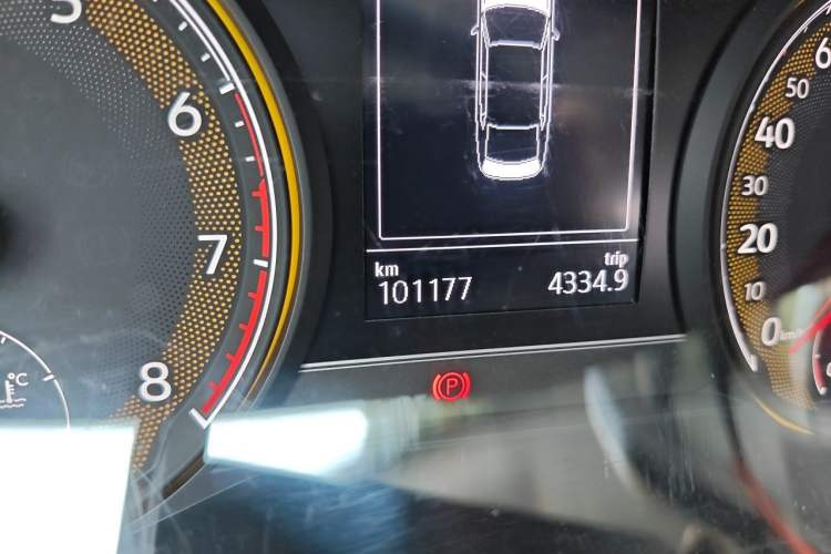 Used Volkswagen Passat 2019 330TSI Elite Edition China VI Odometer Close Up