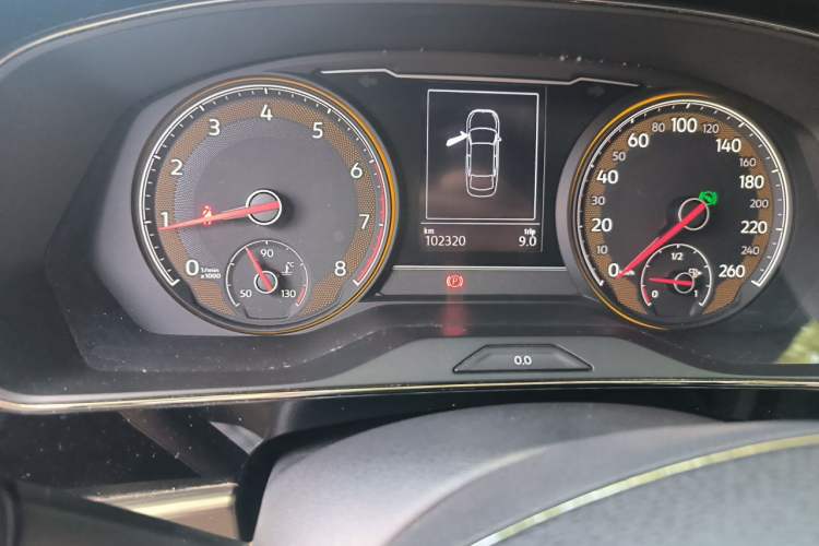 Used Volkswagen Passat 2019 330TSI Elite Edition China VI Odometer Close Up