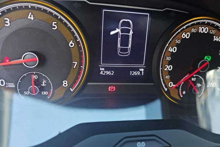 Used Volkswagen Passat 2019 330TSI Elite Edition China VI Odometer Close Up