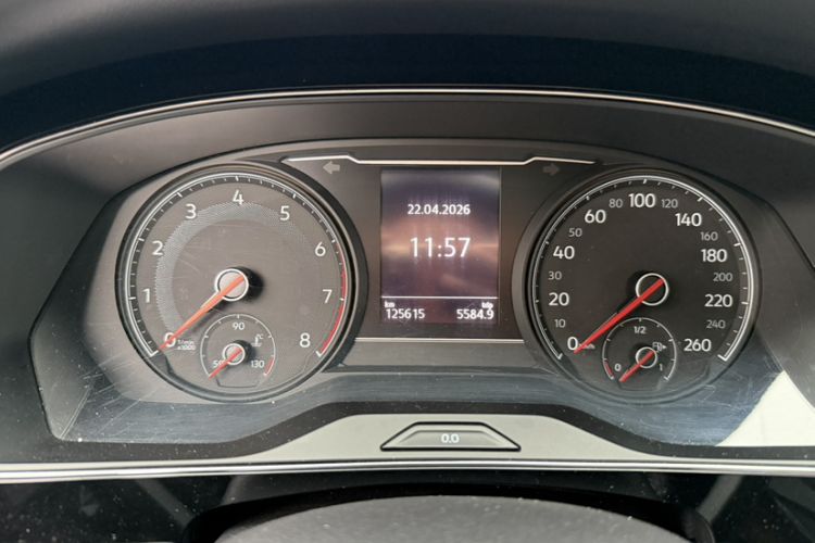 Used Volkswagen Passat 2019 330TSI Elite Edition China VI Odometer Close Up