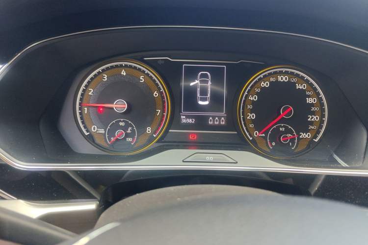 Used Volkswagen Passat 2019 330TSI Elite Edition China VI Odometer Close Up