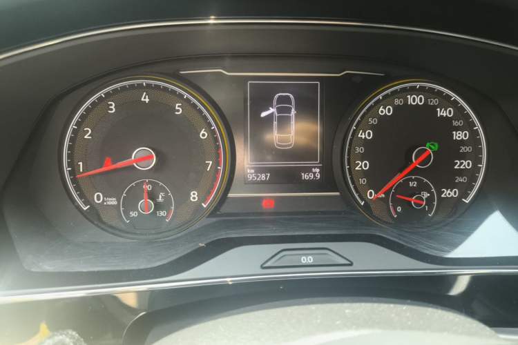 Used Volkswagen Passat 2019 330TSI Elite Edition China VI Odometer Close Up