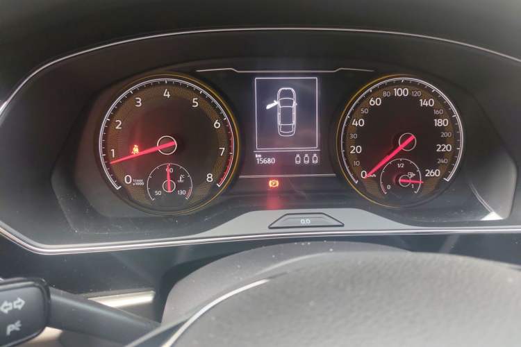 Used Volkswagen Passat 2019 330TSI Elite Edition China VI Odometer Close Up