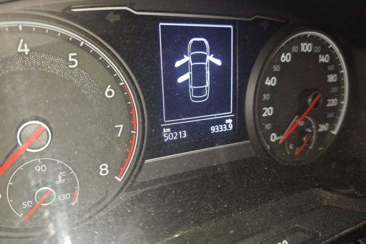 Used Volkswagen Passat 2019 330TSI Elite Edition China VI Odometer Close Up