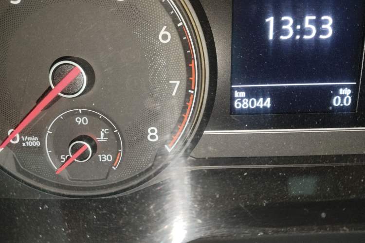 Used Volkswagen Passat 2019 330TSI Elite Edition China VI Odometer Close Up