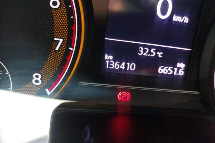 Used Volkswagen Passat 2019 330TSI Elite Edition China VI Odometer Close Up