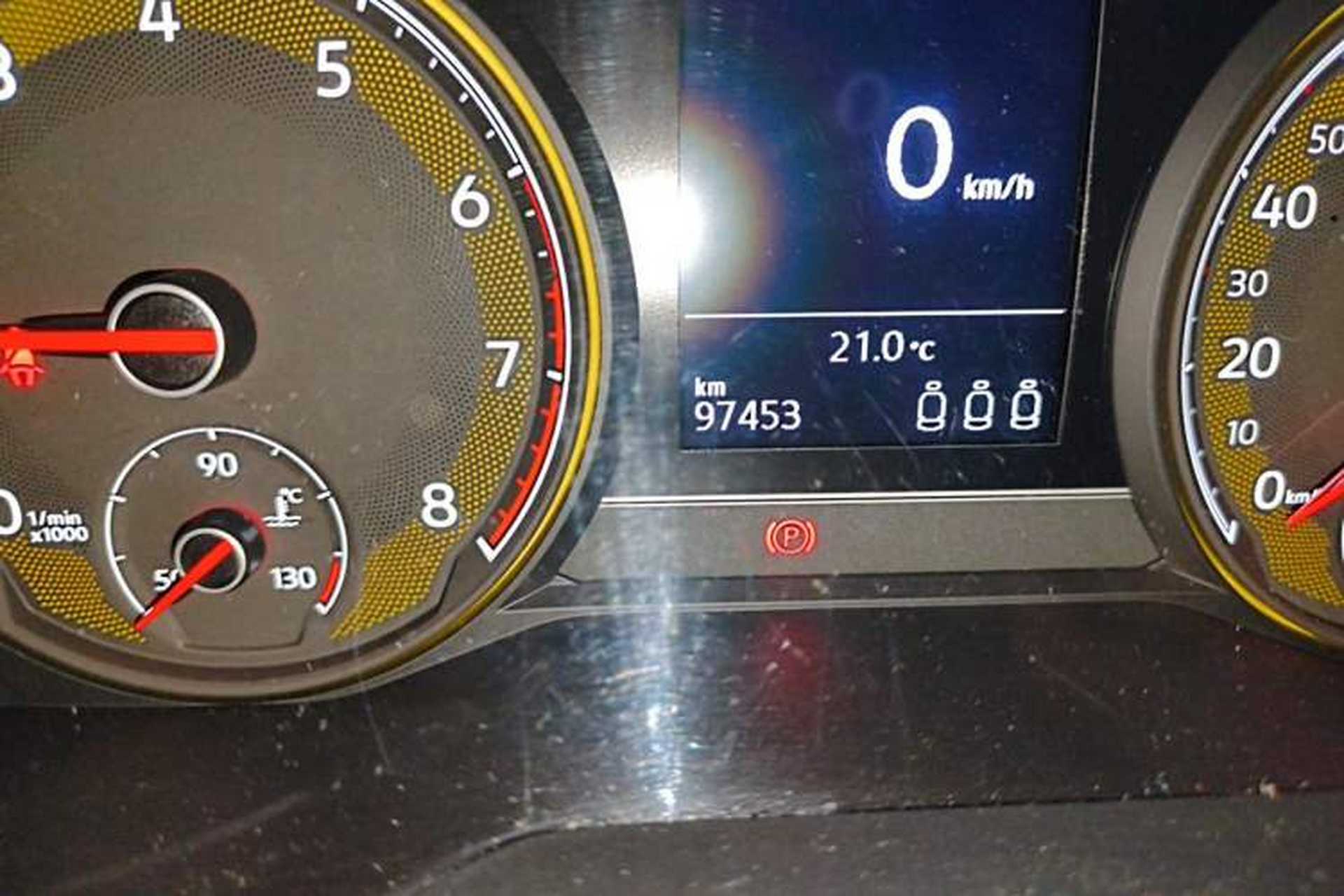 Used Volkswagen Passat 2019 330TSI Elite Edition China VI Odometer Close Up