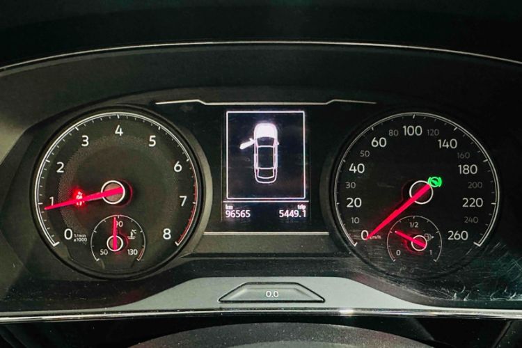 Used Volkswagen Passat 2019 330TSI Luxury Edition China VI Standard Odometer Close Up