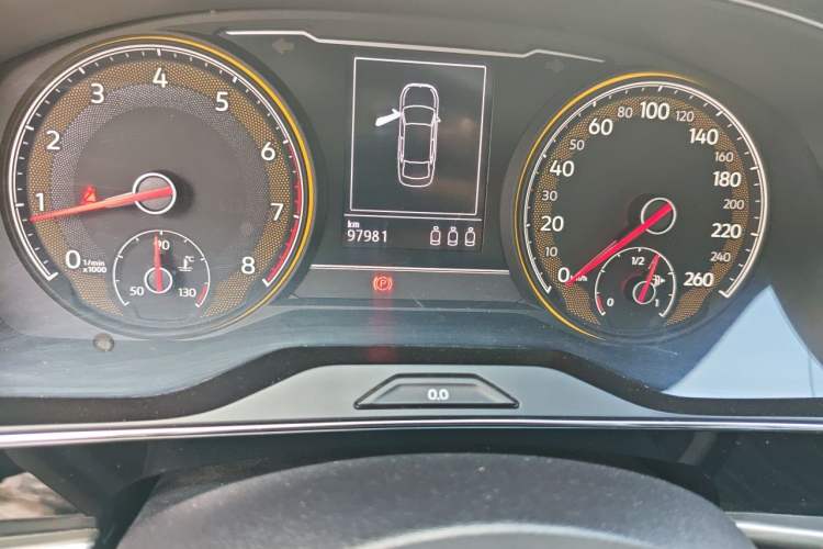 Used Volkswagen Passat 2019 330TSI Elite Edition China VI Odometer Close Up
