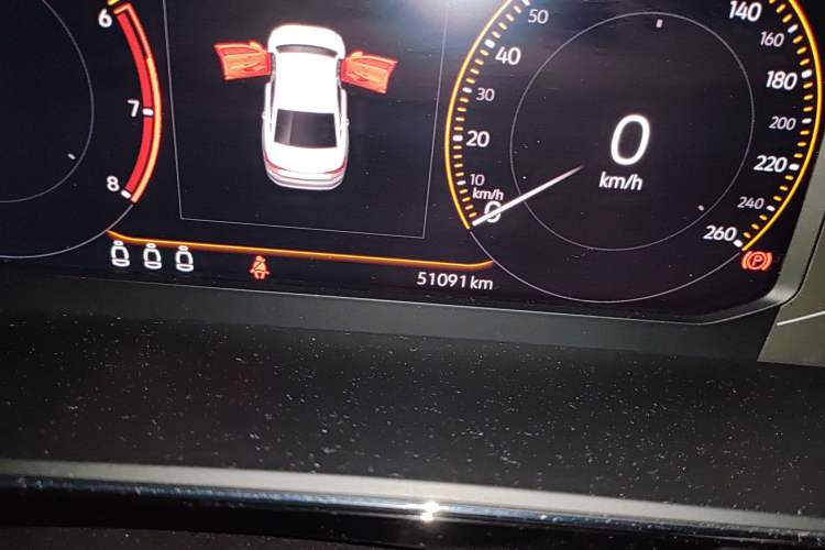 Used Volkswagen Passat 2019 330TSI Luxury Edition China VI Standard Odometer Close Up