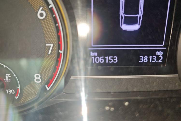 Used Volkswagen Passat 2019 330TSI Elite Edition China VI Odometer Close Up