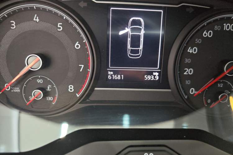 Used Volkswagen Passat 2019 330TSI Elite Edition China VI Odometer Close Up