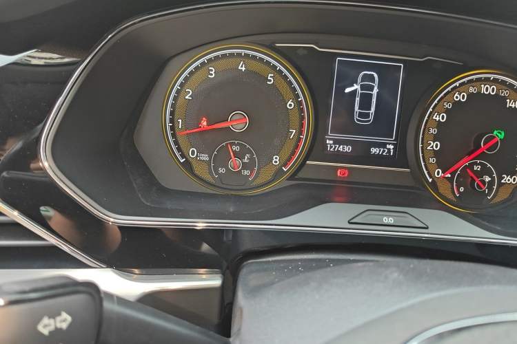 Used Volkswagen Passat 2019 330TSI Elite Edition China VI Odometer Close Up