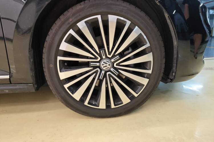 Used Volkswagen Passat 2019 330TSI Luxury Edition China V Standard Right Front Wheel Hub